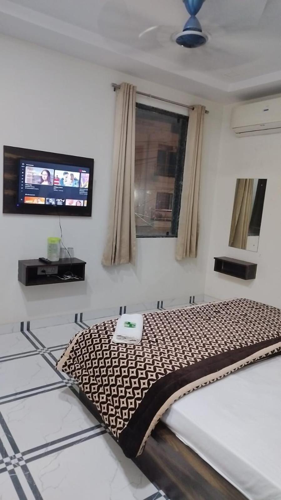 The Super Residency - Near Nizamuddin Markaz & Auliya Dargha Homestay *